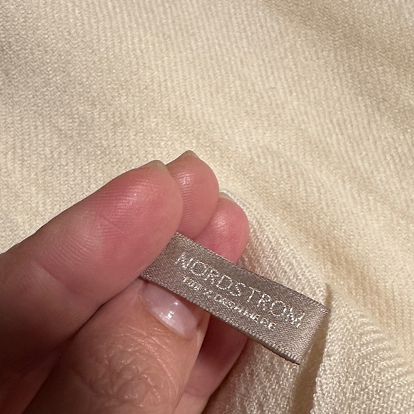 Nordstrom Cashmere in Soft Cream Pashmina - Picture 1 of 3